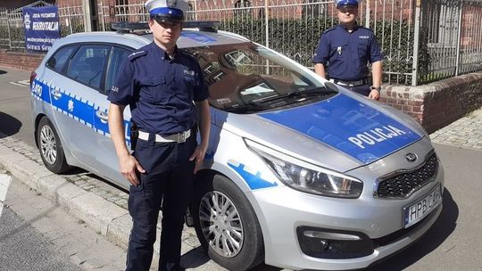 POLICJANCI UDZIELILI POMOCY MĘŻCZYŹNIE, KTÓRY STRACIŁ PRZYTOMNOŚĆ