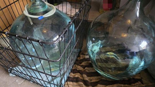 Policjanci z Dzierżoniowa ujawnili nielegalny alkohol i środki odurzające