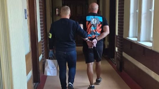 Policjanci z Dzierżoniowa zatrzymali 45-latka z dużą ilością narkotyków