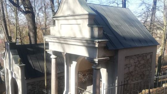 Policjanci z Nowej Rudy zatrzymali sprawcę zniszczenia i kradzieży elementów zabytkowych kaplic w Wambierzycach