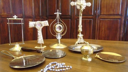 POLICJANCI Z POWIATU DZIERŻONIOWSKIEGO ODZYSKALI BEZCENNE RELIKWIE