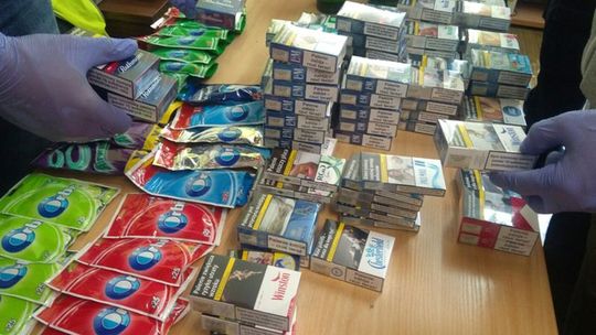 POLICJANCI ZATRZYMALI WŁAMYWACZA NA GORĄCYM UCZYNKU