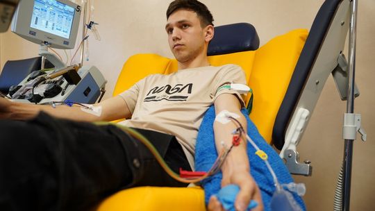 Policjant z dolnośląskiego Wydziału Konwojowego pomógł swojemu bliźniakowi genetycznemu i oddał szpik