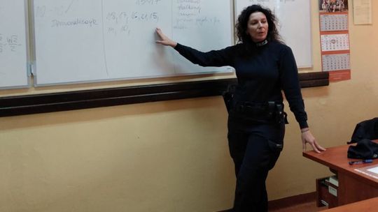 Policjantka odwiedziła młodzież z dzierżoniowskiego „Ekonomika”