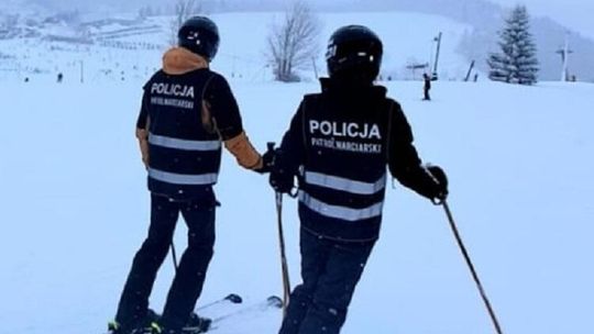 Policyjne patrole narciarskie dbają o bezpieczeństwo na stokach
