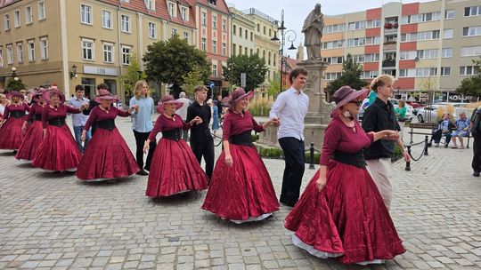 Poloneza czas zacząć! Barwny korowód pokoleń zainaugurował Dzierżoniowskie Senioralia