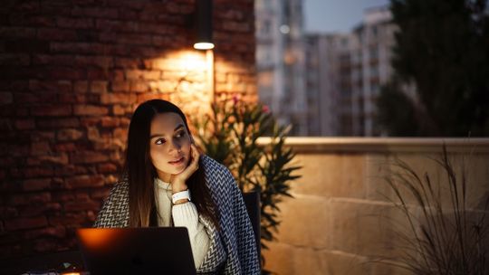 Pomysły na oświetlenie balkonu w bloku