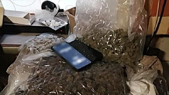 Ponad 1,7 kilograma narkotyków zabezpieczone przez policjantów z wałbrzyskiej prewencji. Jeden z trzech zatrzymanych trafił do aresztu