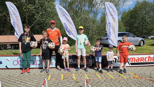 Ponad 100 dzieci odwiedziło trenerów UKS Siódemka Bielawa