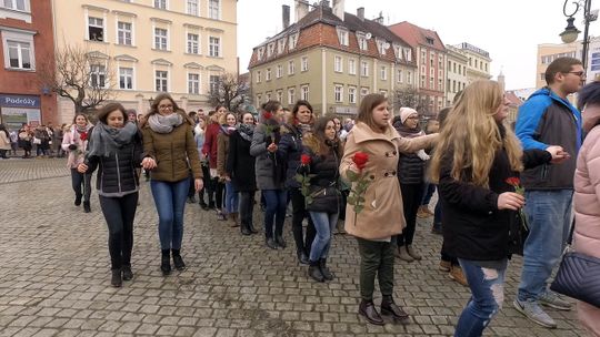 PONAD 400 OSÓB ZATAŃCZYŁO POLONEZA NA DZIERŻONIOWSKIM RYNKU