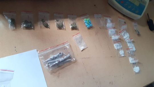 POSZEDŁ KRAŚĆ W SKLEPIE, A W PLECAKU MIAŁ NARKOTYKI