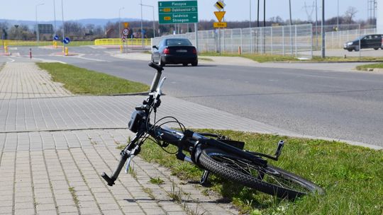 Potrącenie rowerzysty na strefie w Dzierżoniowie