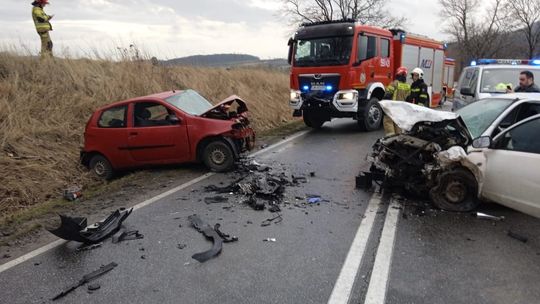 Poważny wypadek na drodze Piława Górna - Kluczowa. Droga zablokowana. LPR na miejscu