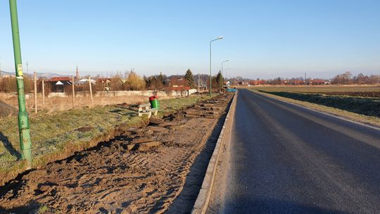 POWIAT DZIERŻONIOWSKI MODERNIZUJE CHODNIK PRZY UL. WOJSKA POLSKIEGO W BIELAWIE