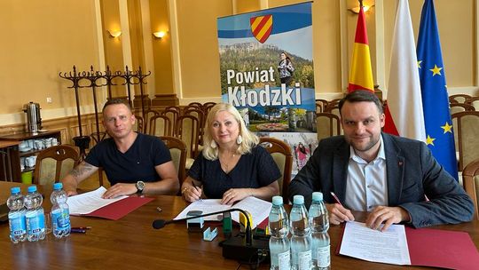 Powiat Kłodzki podpisał umowy na modernizację Zespołu Szkół Ponadpodstawowych w Bystrzycy Kłodzkiej