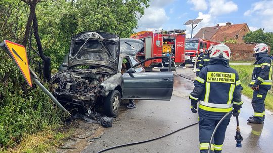 Pożar Audi po uderzeniu w płot w Ostroszowicach