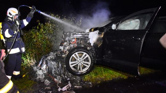Pożar Audi po wjechaniu na pobocze