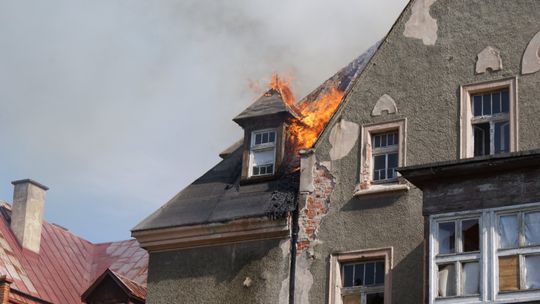 POŻAR BUDYNKU BYŁEGO SZPITALA W NOWEJ RUDZIE