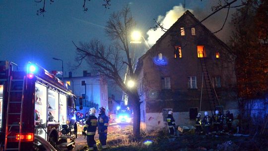 POŻAR BUDYNKU W DZIERŻONIOWIE