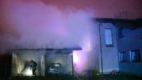 Pożar garażu z samochodem w Olesznej, strażacy obronili dom