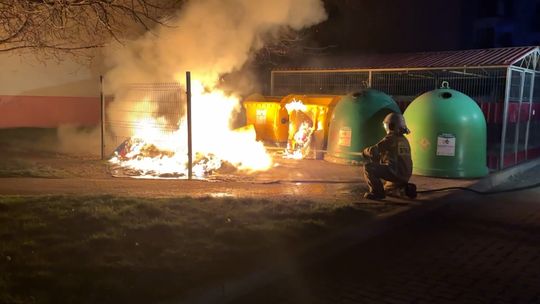 Pożar Śmietników w Bielawie przy ul. Grota-Roweckiego Pożar Śmietników w Bielawie przy ul. Grota-Roweckiego