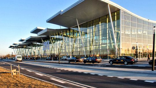 POZOSTAWIONY BAGAŻ PRZYCZYNĄ EWAKUACJI NA WROCŁAWSKIM LOTNISKU