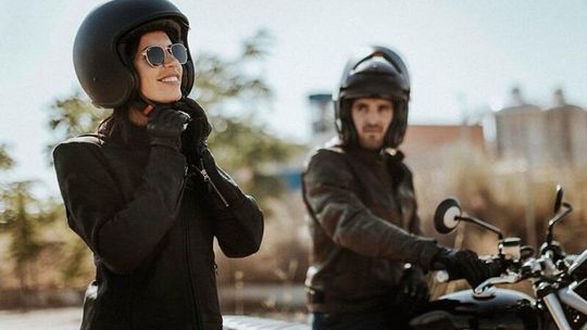 Promocje na sezon motocyklowy: Jak wybrać idealny kask szczękowy? Ranking najlepszych modeli na rynku!