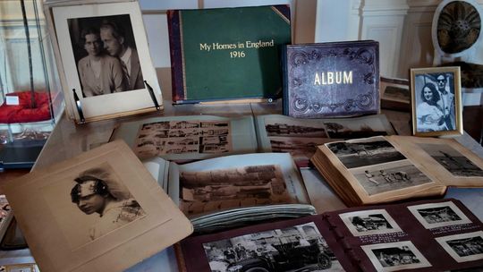 Prywatne albumy księżnej Daisy wracają do Zamku Książ Prywatne albumy księżnej Daisy wracają do Zamku Książ