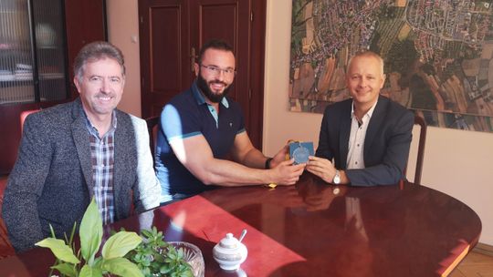 PRZEDSTAWICIELE BIELAWA OWLS Z WIZYTĄ U BURMISTRZA 