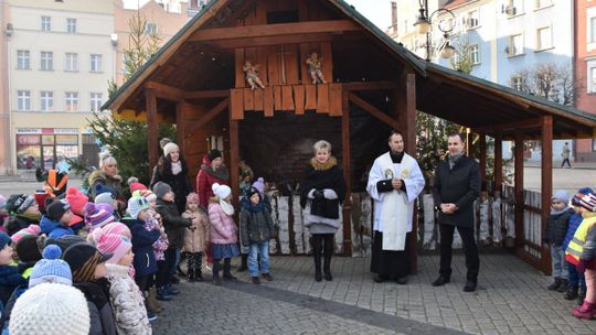PRZEDSZKOLAKI UBIERAŁY CHOINKĘ PRZY DZIERŻONIOWSKIEJ SZOPCE