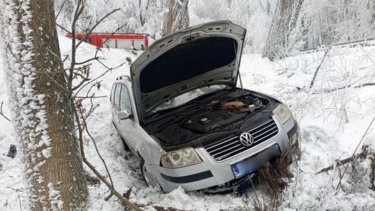 Przełęcz  Woliborska. Volkswagen wypada z drogi