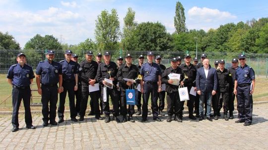 PRZEWODNIK PSA SŁUŻBOWEGO Z KPP W DZIERŻONIOWIE NA PODIUM