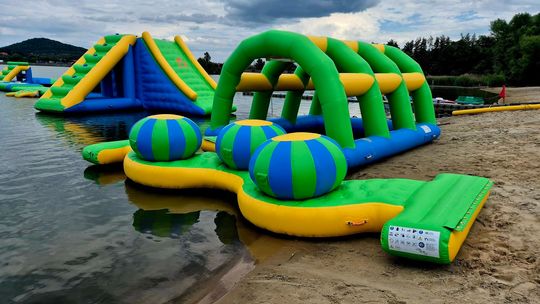 Przy plaży Campingu "Sudety", położonej na zachodnim brzegu Jeziora Bielawskiego, powstaje gigantyczny wodny plac zabaw