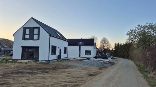 Przy ul. Lipcowej w Bielawie powstaje osiedle domów jednorodzinnych o wartości blisko 10.000.000 zł