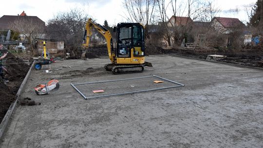 Przy ulicy Brzegowej w Dzierżoniowie powstają boiska do koszykówki piłki nożnej