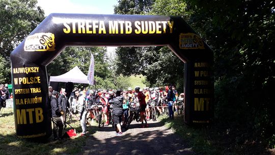 PUCHAR STREFY MTB - ZACIĘTA WALKA W MIEROSZOWIE