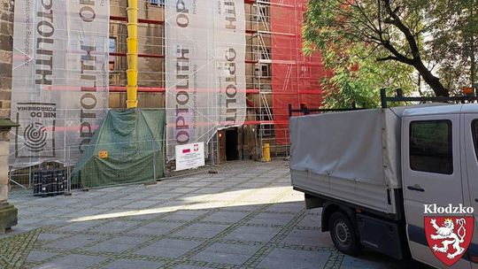 TRWA REMONT DACHU KOLEGIUM JEZUICKIEGO