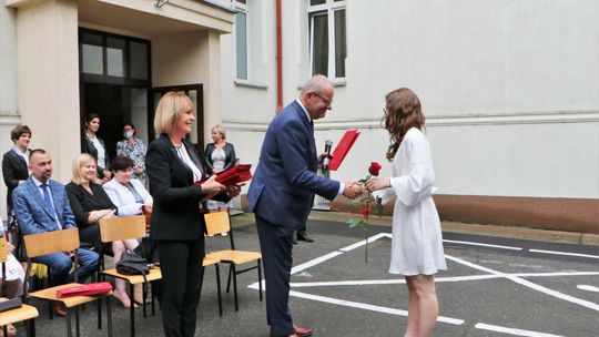 ROK SZKOLNY 2020/2021 W POWIECIE DZIERŻONIOWSKIM ZAKOŃCZONY