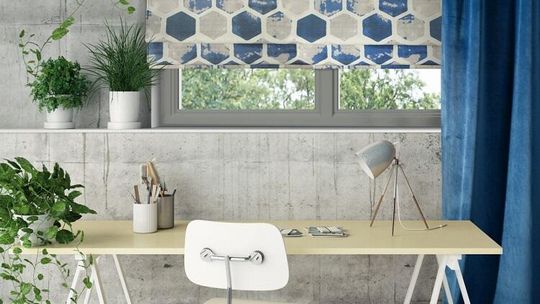 Rolety rzymskie i zasłony? Podpowiadamy co wybrać do Twojego wnętrza.