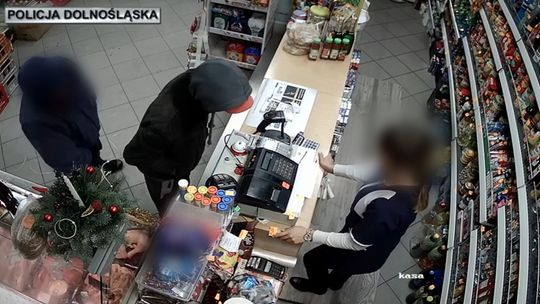 ROZBÓJ W SKLEPIE PRZY UŻYCIU GAZU. JEDEN Z NAPASTNIKÓW WYPRÓBOWAŁ GO NA SOBIE