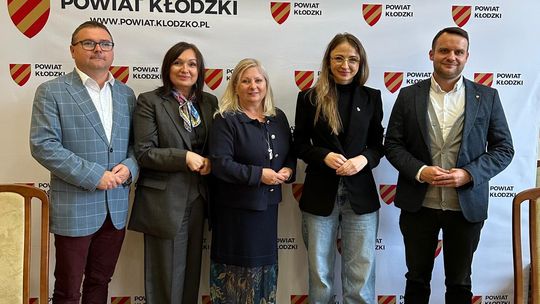 Rozmowy o rodzinach zastępczych i współpracy – Minister Dziemianowicz-Bąk w Kłodzku