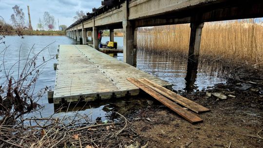 Rozpoczęto renowację filarów oraz betonowej konstrukcji pomostu nad Jeziorem Bielawskim