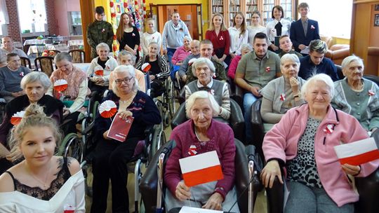 ROZŚPIEWANI WOLONTARIUSZE Z ZESPOŁU SZKÓŁ I PLACÓWEK KSZTAŁCENIA ZAWODOWEGO W BIELAWIE