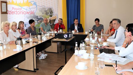 ROZWÓJ OŚWIATY W POWIECIE DZIERŻONIOWSKIM