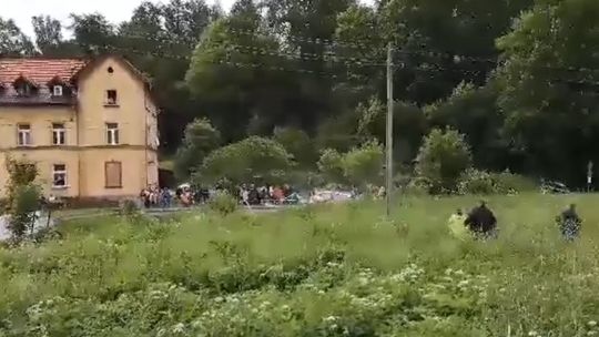 SAMOCHÓD PODCZAS RAJDU WJECHAŁ W KIBICÓW