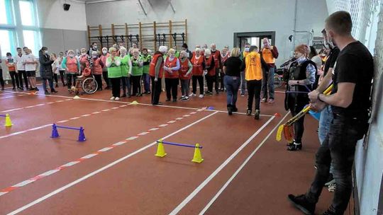SENIORZY I OSOBY Z NIEPEŁNOSPRAWNOŚCIAMI RYWALIZOWALI W SALI BIELAWSKIEGO OSiR-U
