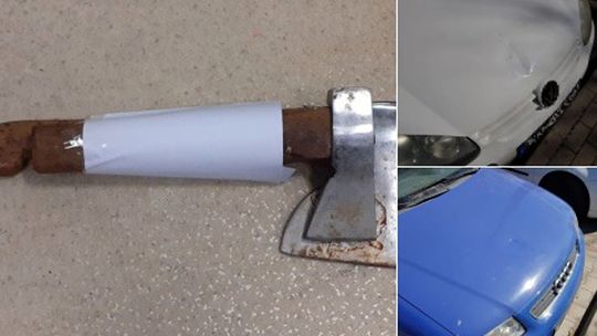 SIEKIERAMI ZNISZCZYŁ DWA  SAMOCHODY