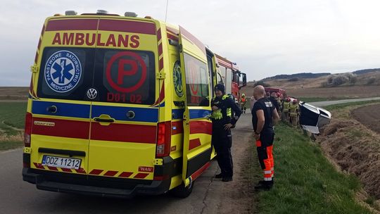 Sienice. Uwolnienie kierującej z Citroena po wypadnięciu z drogi