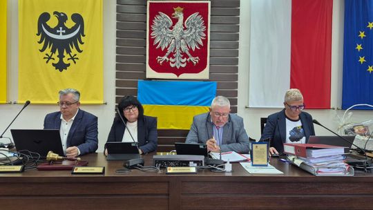 Sierpniowa sesja – podziękowania, zmiany w oświacie i dyskusja o komunikacji publicznej
