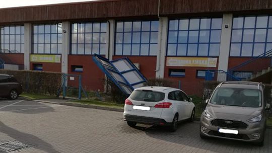 SILNY WIATR WYRWAŁ OKNO NA AQUARIUSIE W BIELAWIE